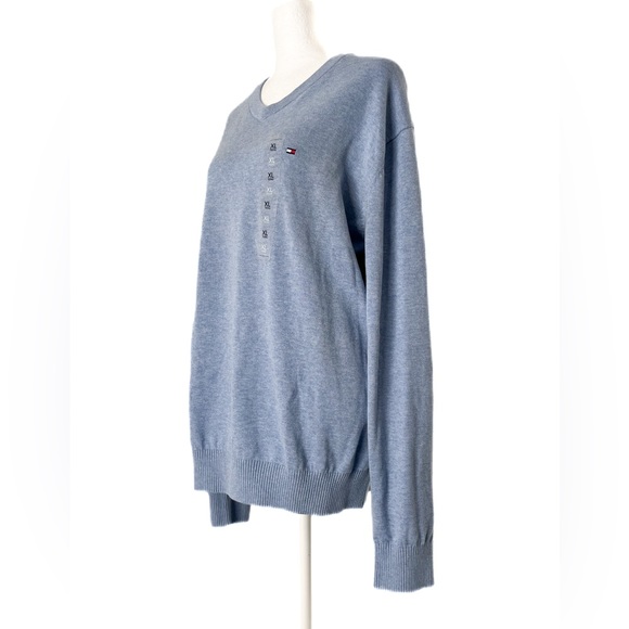 Tommy Hilfiger Men’s FLAG LOGO V-NECK SWEATER, In Cloud Heather - Picture 4 of 6